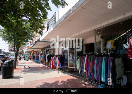 Vente trottoir en été au centre-ville de Ludington, Michigan, USA. Banque D'Images