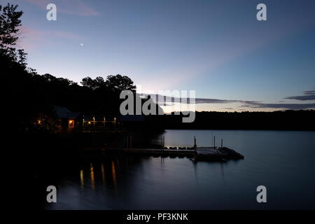 Vue sur le parc's Boathouse au début de l'aube au lac Johnson Park à Raleigh en Caroline du Nord Banque D'Images