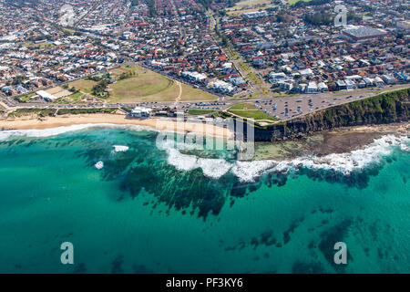 Vue aérienne de la plage de Bar et la banlieue de Cooks Hill à Newcastle en Australie. Juste au sud de la zone de la CDB sur la plage ce quartier est un quartier populaire. Banque D'Images