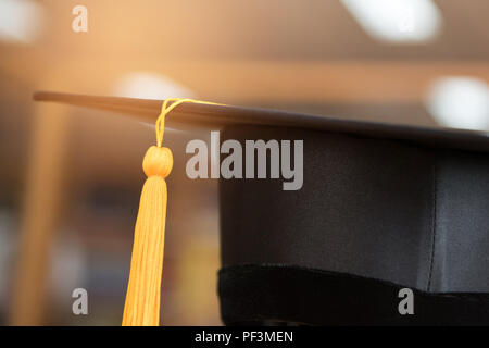 Close-up black cap a obtenu son diplôme et jaune doré tassel Banque D'Images