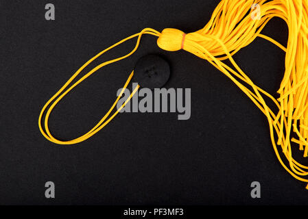 Close-up Graduation Cap noir et jaune tassel Banque D'Images