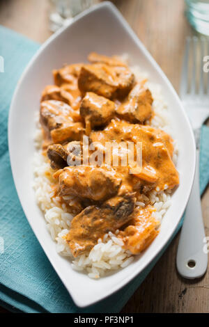 Bœuf stroganoff avec du riz Banque D'Images