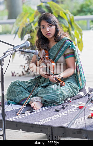 Portrait d'un violoniste dans un saree effectuer lors d'un concert donné par des groupes de femmes dans le massif Raga Jardins Botaniques à Flushing Queens Banque D'Images