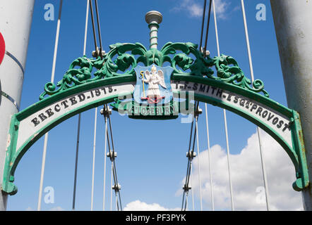 Fonte ouvragée avec faisceau Dumfries cimier sur suspension Whitesands passerelle, Dumfries, Dumfries et Galloway, Écosse, Royaume-Uni Banque D'Images