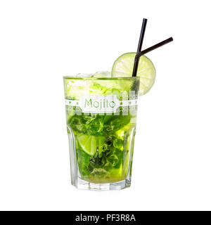 Un Mojito cocktail photographié sur un fond blanc. C'est une boisson rafraîchissante très pendant des jours chauds d'été. Banque D'Images