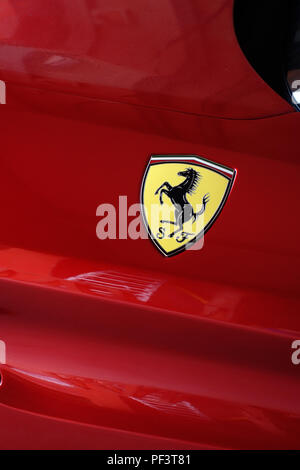 La Ferrari Shield Badge avec logo cheval cabré sur Ferrari California voiture T 2015 Banque D'Images