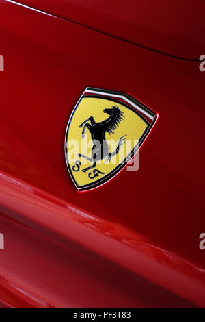 La Ferrari Shield Badge avec logo cheval cabré sur Ferrari California voiture T 2015 Banque D'Images