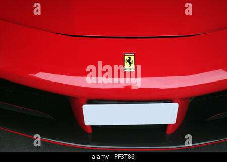 La Ferrari Shield Badge avec logo cheval cabré sur le devant d'une voiture Ferrari 488 Spider 2018 Banque D'Images