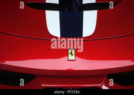 La Ferrari Shield Badge avec logo cheval cabré sur le devant d'une voiture Ferrari 458 Speciale 2015 Banque D'Images