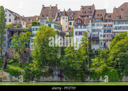 Maisons historiques le long du Rhin à Bâle, Bâle-ville, Suisse. Banque D'Images