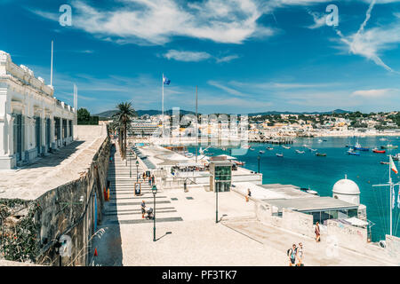 CASCAIS, PORTUGAL - 25 août 2017 : Yachts de luxe et bateaux dans le port de Cascais à l'Océan Atlantique Banque D'Images