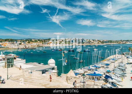 CASCAIS, PORTUGAL - 25 août 2017 : Yachts de luxe et bateaux dans le port de Cascais à l'Océan Atlantique Banque D'Images