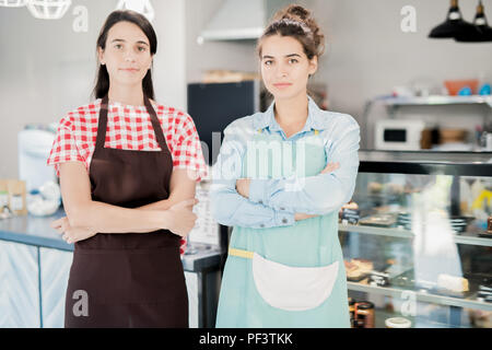 Deux femmes de Posing in Cafe Banque D'Images