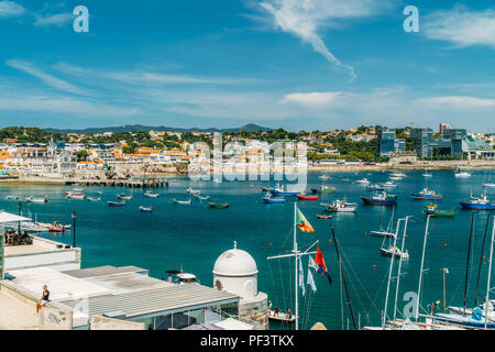 CASCAIS, PORTUGAL - 25 août 2017 : Yachts de luxe et bateaux dans le port de Cascais à l'Océan Atlantique Banque D'Images