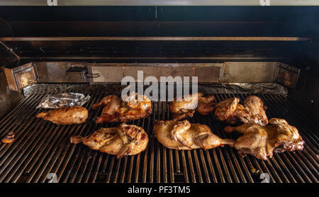 Poulets griller sur un gril à gaz Banque D'Images