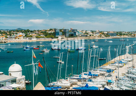 CASCAIS, PORTUGAL - 25 août 2017 : Yachts de luxe et bateaux dans le port de Cascais à l'Océan Atlantique Banque D'Images