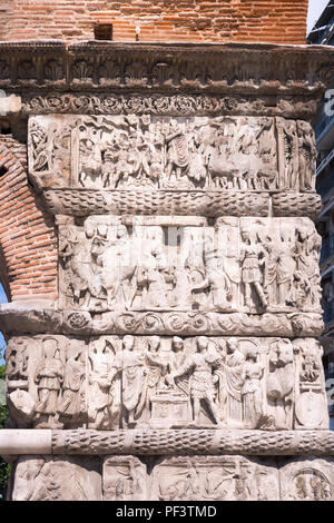 Détail des reliefs sculptés en marbre sur l'emblématique arche de Galerius. Les dommages causés par la pollution peuvent être vus dans l'érosion des détails Thessalonique, Grèce Banque D'Images