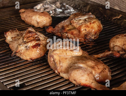 Poulets griller sur un gril à gaz Banque D'Images