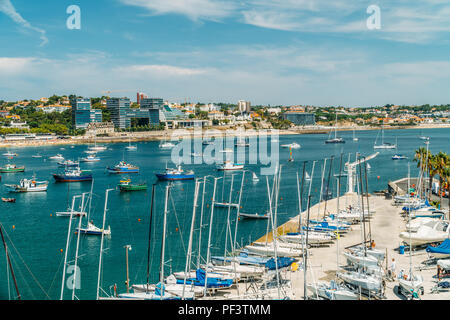 CASCAIS, PORTUGAL - 25 août 2017 : Yachts de luxe et bateaux dans le port de Cascais à l'Océan Atlantique Banque D'Images