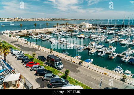 CASCAIS, PORTUGAL - 25 août 2017 : Yachts de luxe et bateaux dans le port de Cascais à l'Océan Atlantique Banque D'Images