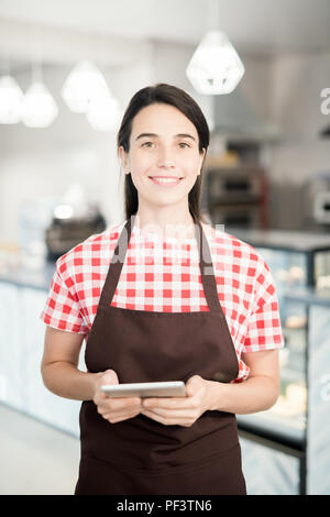 Jeune serveuse posing in Cafe Banque D'Images