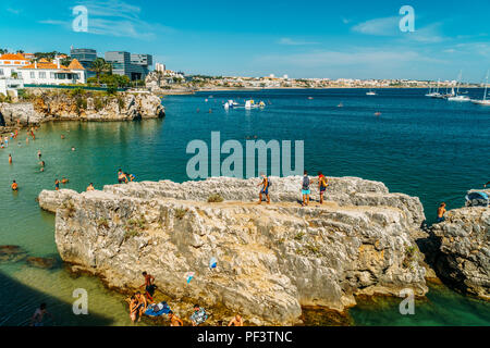 CASCAIS, PORTUGAL - 25 août 2017 : Yachts de luxe et bateaux dans le port de Cascais à l'Océan Atlantique Banque D'Images