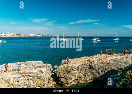 CASCAIS, PORTUGAL - 25 août 2017 : Yachts de luxe et bateaux dans le port de Cascais à l'Océan Atlantique Banque D'Images