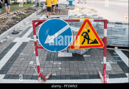 En construction inscription libre. Les travaux routiers signer pour des travaux de construction dans la rue ville sur un trottoir route. La réparation. Rouge, noir et jaune de signalisation triangle travailler Banque D'Images