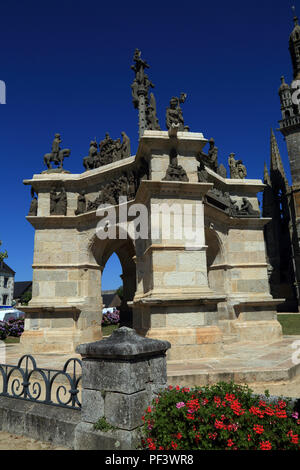 Calvaire à l'Enclos Parossial, Place Charles de Gaulle, Playben, Finistère, Bretagne, France Banque D'Images