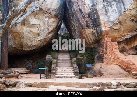 Escaliers entre d'énormes rochers orange à Sigiriya, Sri Lanka Banque D'Images
