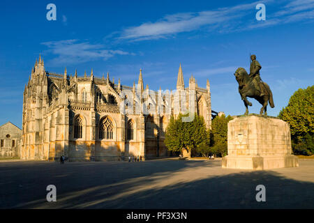 Le Portugal, le district de Ribatejo, Costa da Prata, Batalha, Monastère de Santa Maria da Vitoria et statue équestre Banque D'Images