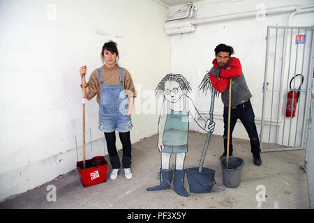 Les artistes Ella & Pitr dans leur atelier à Saint-Etienne Banque D'Images