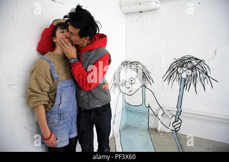 Les artistes Ella & Pitr dans leur atelier à Saint-Etienne Banque D'Images