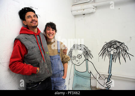 Les artistes Ella & Pitr dans leur atelier à Saint-Etienne Banque D'Images