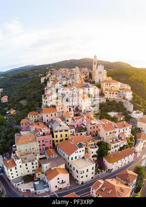 Vue aérienne Cervo ville médiévale sur la côte méditerranéenne, riviera ligure, Italie, avec la belle église baroque et la tour des cloches. Le tourisme d'été Banque D'Images