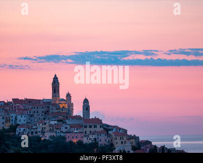 Vue aérienne Cervo ville médiévale sur la côte méditerranéenne, riviera ligure, Italie, avec la belle église baroque et la tour des cloches. Le tourisme d'été Banque D'Images