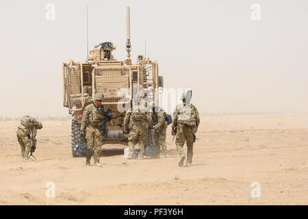 La PROVINCE DE KANDAHAR, en Afghanistan (14 août 2018) -- Les soldats de l'Armée américaine à partir de la 2e Brigade Combat Team, 4e Division d'infanterie, décharger des fournitures d'aide humanitaire à partir d'un véhicule militaire tactique, le 14 août 2018, au cours d'une patrouille de la zone de défense au sol dans la province de Kandahar, Afghanistan. Soldats du 2IBCT le long travail avec Train, conseiller et assister les Command-South pour aider à améliorer l'aptitude au combat du peuple Afghan Forces nationales de défense et de sécurité. (U.S. Photo de l'armée par le sergent. Neysa Canfield) Banque D'Images