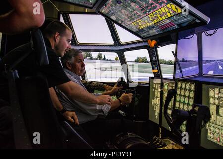 Virginia Gov. Michael Parson fonctionne un simulateur de vol à la base de la Garde nationale aérienne Rosecrans, St., 14 août 2018. Parson, qui est le commandant en chef de la Garde nationale du Missouri, a rencontré des aviateurs de la 139e Escadre de transport aérien dans le cadre d'une visite de base. (U.S. Air National Guard photo par le Sgt. Michael Crane) Banque D'Images