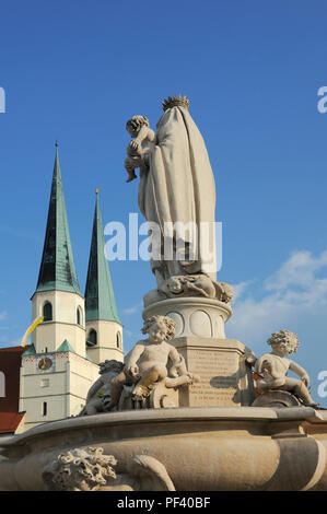 Von Marienbrunnen Santino Solari und Türme der Stiftspfarrkirche S. Philippe und Jakob, Altötting, Landkreis Altötting, Oberbayern, Bayern, Deuts Banque D'Images