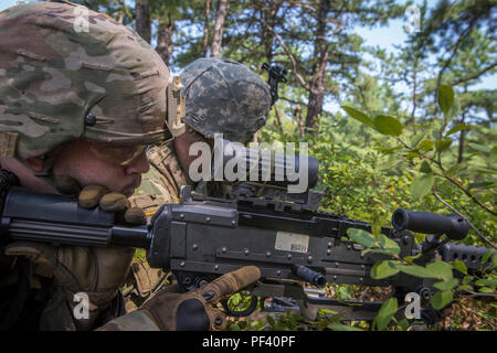 Les soldats de l'armée américaine avec la Compagnie Charlie, 2e Bataillon, 113e d'infanterie, New Jersey Army National Guard, prendre des positions défensives avant un exercice de tir réel à Joint Base McGuire-Dix-Lakehurst, N.J., le 15 août 2018. La formation fait partie de l'unité de déploiement de missions d'appui à la préparation de commande en Afrique en 2019. La Garde nationale (New Jersey photo par Mark C. Olsen) Banque D'Images