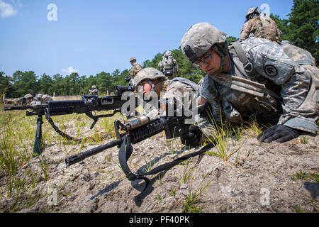 Les soldats de l'armée américaine avec la Compagnie Charlie, 2e Bataillon, 113e d'infanterie, New Jersey Army National Guard, prendre des positions défensives avant un exercice de tir réel à Joint Base McGuire-Dix-Lakehurst, N.J., le 15 août 2018. La formation fait partie de l'unité de déploiement de missions d'appui à la préparation de commande en Afrique en 2019. La Garde nationale (New Jersey photo par Mark C. Olsen) Banque D'Images