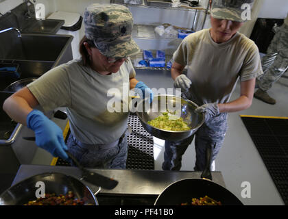 Le Lieutenant-colonel de l'US Air Force Dorothy Hinkley (à gauche), un optométriste affecté à la 129e Medical Group, California Air National Guard et grands Ester Lee (à droite), un aumônier affecté à la 158e Escadre de chasse, Vermont Air National Guard, faire le dîner pour les membres de services de soins de l'hôtel Tropic Comté de Maui, Lanai, bonjour. Le 15 août 2018. Soins Tropic 2018 Maui County fournit des services médicaux et les membres du personnel de soutien des formations de préparation pour préparer de futurs déploiements tout en offrant des avantages directs et durables pour la population de Maui, Molokai, Lanai, août et 11-19. (U.S. Photo de la Garde nationale aérienne Banque D'Images