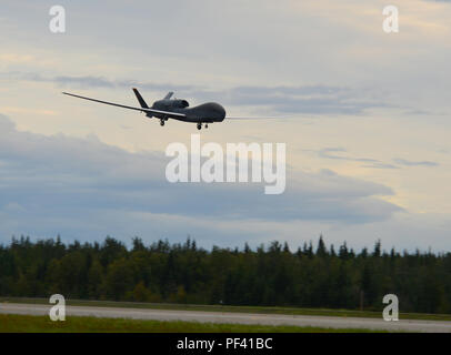 Un RQ-4 Global Hawk, affecté à la 12e Escadron de reconnaissance, des terres au cours de Drapeau Rouge Alaska 18-3, Août 16, 2018, à Eielson Air Force Base, en Alaska. C'est la première fois qu'un RQ-4 a atterri en Alaska au cours de l'exercice d'entraînement de combat simulé.(U.S. Air Force photo par un membre de la 1re classe Tristan D. Viglianco) Banque D'Images