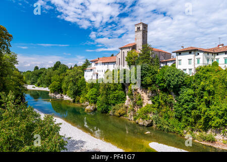 Cividale del Friuli, Italie : vue sur le vieux centre-ville à l'architecture traditionnelle. Avec de l'eau Rivière Natisone transparent. Journée d'été et ciel bleu avec des nuages. Banque D'Images