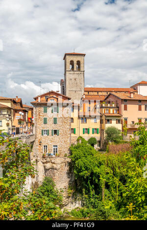 Cividale del Friuli, Italie : vue sur le vieux centre-ville à l'architecture traditionnelle. Avec de l'eau Rivière Natisone transparent. Journée d'été et ciel bleu avec des nuages. Banque D'Images