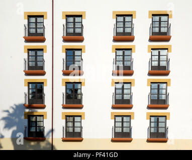 Windows classique et d'un balcon dans un immeuble blanc Banque D'Images