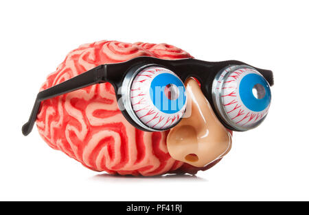 Cerveau en caoutchouc avec nez drôle et verres isolé sur fond blanc. Banque D'Images