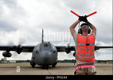 Le s.. Benjamin Stover, 821e Escadron de soutien de plan d'intervention, un chef d'équipe marshals C-130H Hercules, lors de l'exercice Northern Strike de Grayling Army Airfield, Michigan, le 9 août dernier. Northern Strike est un solide exercice de préparation militaire coordonnée par le Michigan Army National Guard qui propose des multi-nationales et militaires travaillent ensemble pour l'intégration de la force totale. (U.S. Air Force photo de Tech. Le Sgt. Liliana Moreno) Banque D'Images