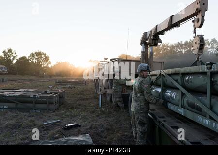 La CPS. Cody Jensen, camionneur, 147e de l'avant Support Compagnie, 1er Bataillon, 147e Régiment d'artillerie, Roslyn, S.D., guides une balise d'un tube de missiles Système de lance-roquettes multiple sur un chariot vide sous la forme d'un lit. Steven Smith, camionneur, 147e FSC, exploite le système de treuil sur 10 Août, 2018. Le Dakota du Sud les soldats de la Garde nationale d'Armée participent à Northern Strike, une multinationale interarmées exercice de tir réel interarmes au Camp Grayling, au Michigan (É.-U. Photo de la Garde nationale par la CPS. Joshua Boisvert) Banque D'Images