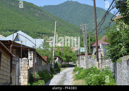 Kis village près de Sheki, dans les contreforts du Grand Caucase du nord de l'Azerbaïdjan Banque D'Images